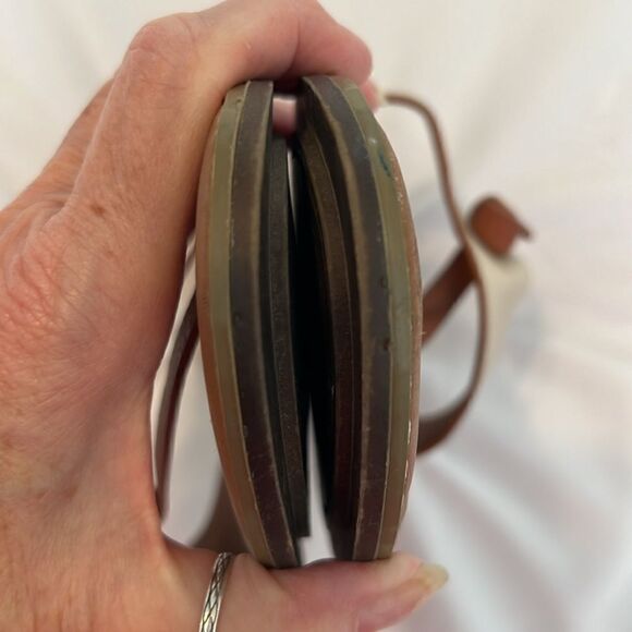 Seven7 size 9 cream and tan faux leather flip flops sandals EUC No box - Picture 6 of 13